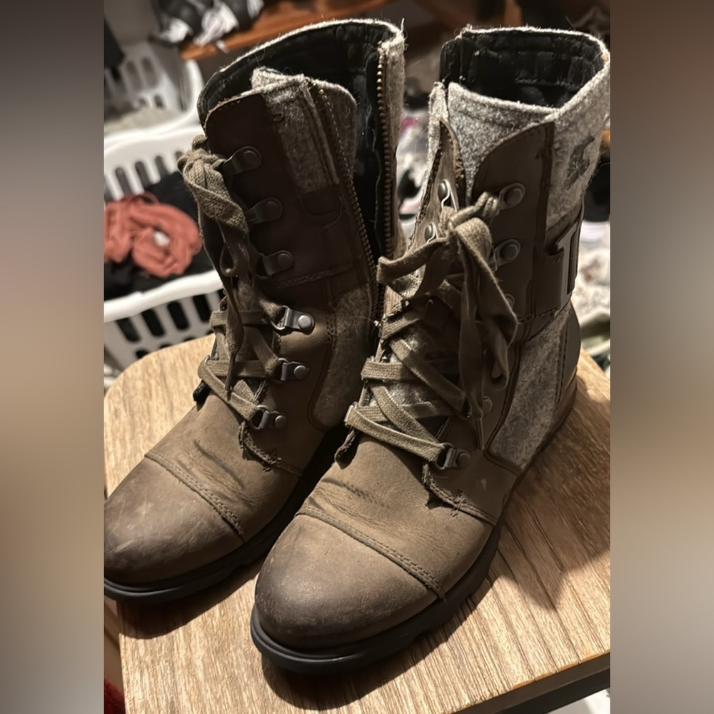 Sorel army green  and Gray Major Carly Combat Boots SIZE 6!!!!